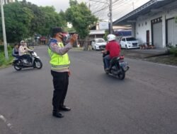 Bhabinkamtibmas Atensi Tempat Rawan Kemacetan Guna Melaksanakan Pengaturan Lalulintas 