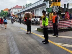 Polsek Rendang di Pos Pengaturan Lalu Lintas di Simpang 4 Pasar Menanga