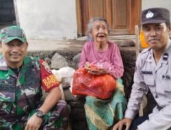Bhabinkamtibmas Bersama Babinsa Door To Door Salurkan Bantuan Paket Sembako Kepada Warga Lansia Tidak Mampu