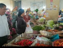 Personil Unit II Bidang Ekonomi Sat Intelkam Polres Karangasem Monitoring Harga Sembako  di Beberapa Pasar di Kabupaten Karangasem