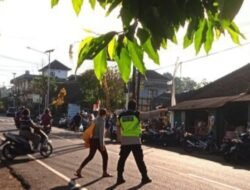 Personil Polsek Baturiti Melaksanakan Penjagaan dan Pengaturan Arus Lalin di Depan Pasar Tradisional Baturiti dan Perean