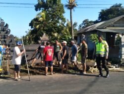 Bhabinkamtibmas Desa Timpag Kerambitan, Berbaur dengan Warga Ikut Gotong Royong