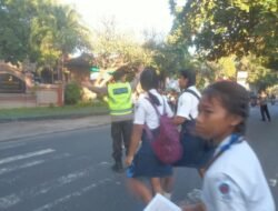 Giat Rutin, Anggota Sat Samapta Polsek Kubu Giat Pelayanan Keamanan, di Depan SMP Negeri 1 Kubu, Giat Pelayanan Gatur Pagi