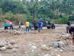 Masyarakat Kampung Owaq,gotong royong Kumpulkan Batu,Untuk Pembangunan Masjid.