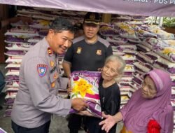 Sambut Hari Raya Waisak, Polsek Grogol Petamburan Salurkan 1000 Karung Beras Untuk Para Lansia