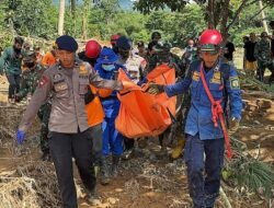 Prajurit Yonmarhanlan VI Evakuasi Korban Bencana Longsor