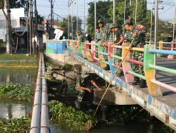 Guyub Rukun, Satgas TMMD 120 Kodim 0816/Sidoarjo Melaksanakan Pembersihan Sungai dan Jalan Raya