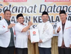 Abdul Wahid Kembalikan Formulir dan Jalin Koalisi dengan PKS Riau.