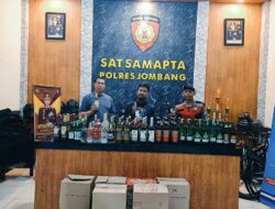 Polisi Amankan Seorang Pemuda dan Ratusan Botol Miras dari Berbagai Merk di Jombang