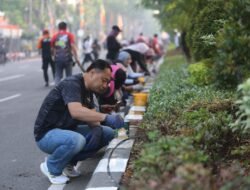 HJKS ke-731, Seluruh Pegawai Pemkot Surabaya Kerja Bakti Cat Ulang Curbing Median Jalan