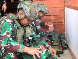 Gerak Cepat Tim Kesehatan Satgas Yonif 509 Kostrad Tangani Masyarakat Terluka
