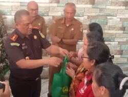 Kepala Kejaksaan Tapanuli Utara Donny K.Ritonga,S.H,M.H Dan Ibu Nurini Donny Ritonga Ketua IAD Dan Beserta Rombongan Melakukan Edukasi Tentang pentingnya Kesehatan KB, Implant IUD Dan IVA TEST Bagi Masyarakat Tapanuli UtaraKepala Kejaksaan Tapanuli Utara Donny K.Ritonga,S.H,M.H Dan Ibu Nurini Donny Ritonga Ketua IAD Dan Beserta Rombongan Melakukan Edukasi Tentang pentingnya Kesehatan KB, Implant IUD Dan IVA TEST Bagi Masyarakat Tapanuli Utara