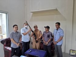 Jajaran Sat Intelkam Polres Mesuji Menerima 2 Pucuk Senpira Dari Masyarakat Mulya Agung, Kecamatan Simpang Pematang