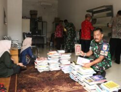 Wujud Sinergi, Dinas Perpustakaan Sidoarjo Serahkan Bantuan Buku Untuk Desa Penambangan Melalui Satgas TMMD ke-120