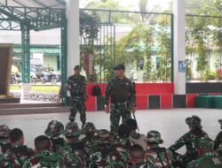 Danbrigif 20 Kostrad Berikan Jam Komandan kepada Prajurit Satjar Brigif 20 Kostrad