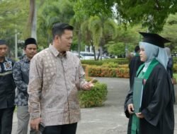 Hadiri Wisuda, Pj Bupati Bener Meriah bangga jamaah Masjid antarkan Siti Aisyah menjadi Sarjana.