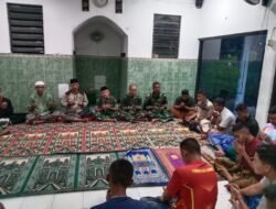 Anggota Satgas TMMD dan Warga Desa Penambangan Gelar Sholat Jum’at Berjemaah di Masjid Jami’ Baitur Ridlwan