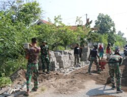 Pembangunan Jalan Paving Sepanjang 300 Meter oleh Satgas TMMD ke-120 Kodim 0816/Sidoarjo Capai 50% Penyelesaian