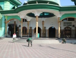 Satgas TMMD ke-120 Kodim 0816/Sidoarjo Bersihkan Masjid Jami’ Baitur Ridlwan, Bantu Warga Desa Penambangan