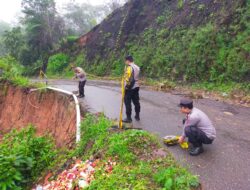 Longsor Di Tanjakan Desa Muara Siau Tak Kunjung Di Perbaki.