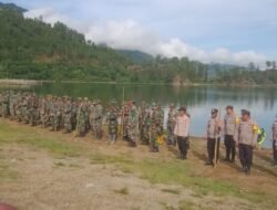 Polres Aceh Tengah Bersama Instansi terkait Bahu Membahu Bersihkan Sampah di Pinggiran Danau Lut Tawar