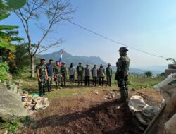 Danramil Suka Makmur Bersama Warga Kp Sirnajaya, kecamatan suka makmur bekerja bersama sama dalam kegiatan TMMD ke 120 yang berjalan di hari Ke-9