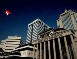 Mahkamah Konstitusi: Menjaga Kehormatan Konstitusi atau Terjebak dalam Politik?