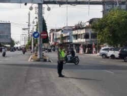 Guna Menjaga Situasi Arus Lalu Lintas Lancar Personil Polsek Banda Sakti Melaksanakan Strong Point Pagi
