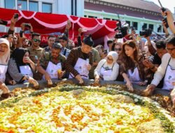 Jadi Simbol Kebersamaan Warga Surabaya, Festival Rujak Uleg 2024 Sukses Digelar di Balai Kota