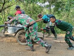Kesigapan Anggota Satgas TMMD Reguler Ke 120 Kodim 0105/Abar Bantu Warga Melintasi Jalan Sasaran Fisik TMMD