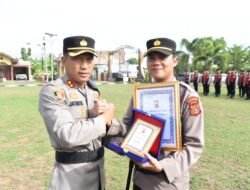 Kapolres Bireuen Berikan Penghargaan Kepada Polsek Terbaik dan Personil Berprestasi