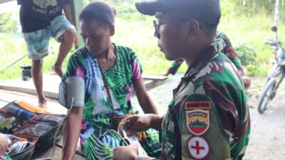 Jalin Hubungan Persaudaraan, Satgas Yonif 122/TS Laksanakan Anjangsana Dan Gelar Pelayanan Kesehatan Gratis di Papua