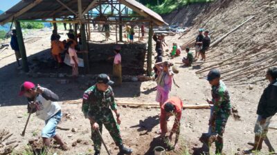 Gotong-royong Bersama Masyarakat, Pos Oelbinose Satgas Yonkav 6/Naga Karimata Bantu Membangun Gereja