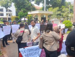 Aliansi Jurnalis, Pekerja Media Dan Organisasi Mahasiswa Menggelar Aksi Demonstrasi di Kantor DPRD Kota Tangerang