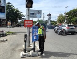 Sat Lantas Polres Lhokseumawe Pasang Spanduk Himbauan Tertib Lalu Lintas di Kawasan KTL