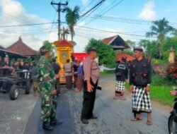 Pelayanan Prima Kepolisian, Bhabinkamtibmas Desa Bengkel Beri Pengamanan Upacara Ngaben