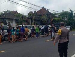 Bhabinkamtibmas Desa Candi Kuning Amankan Rangkaian Upacara Ngaben di Desa Binaannya