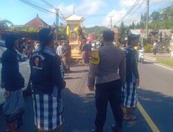 Sinergitas Bhabinkamtibmas dengan Pecalang Amankan Pelaksanaan Upacara Keagamaan Pitra Yadnya (Ngaben)