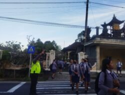 Personil Polsek Rendang Pos Pagi Atensi Anak-anak Sekolah Menyeberang Jalan Guna Cegah Laka Lantas