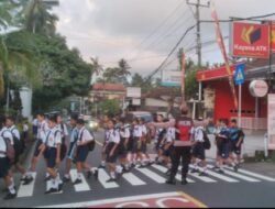 Personil Polsek Abang Lakukan Gatur Lalin Guna Cegah Laka Lantas di Wilayah Hukum Polsek Abang