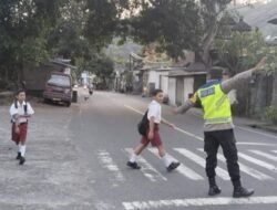 Peduli Keselamatan Pengguna Jalan Raya, Personil Polsek Abang Lakukan Gatur Lalin