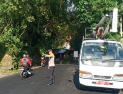 Sinergitas TNI Polri Melaksanakan Gatur Lalin dalam Rangka Penebangan kayu yang Membahayakan Pengguna Jalan Raya