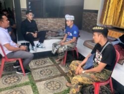 Turut Berduka, Sat Reskrim Polres Karangasem Melayat Orang Tua Kanit 4