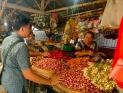 Unit II Bidang Ekonomi Sat Intelkam Polres Karangasem Monitoring Harga Sembako di Beberapa Pasar di Kabupaten Karangasem