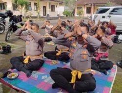 Polsek Rendang Melaksanakan Persembahyangan Hari Raya Tilem di Pura Padmasana