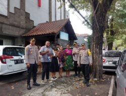 Pastikan Aman dan Kondusif, Kabag Ops Polres Tabanan Cek Personil Pengamanan Gereja