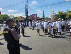 Wujudkan Kamseltibcar Lantas, Kapolsek Kediri Bersama Personil Melaksanakan Pengamanan Pengabenan di Griya Perean Banjar Panti