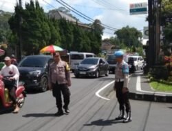 Jelang KTT WWF, Personil Polsek Baturiti Berikan Pelayanan Kamseltibcarlantas Pada Jalur Utama Obyek Wisata