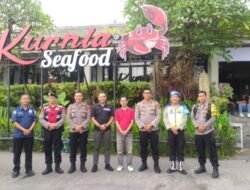 Sukseskan KTT WWF, Kapolsek Kediri di Dampingi Waka Polsek Sambangi Kurnia Seafood Bali