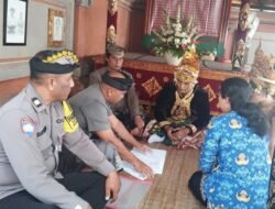 Bhabinkamtibmas Polres Tabanan Siap Kawal Program Bupati Tabanan ( Semara Ratih ) Pemberian Sertifikat Siap Nikah Dan Hamil dengan Warga di Desa Binaan